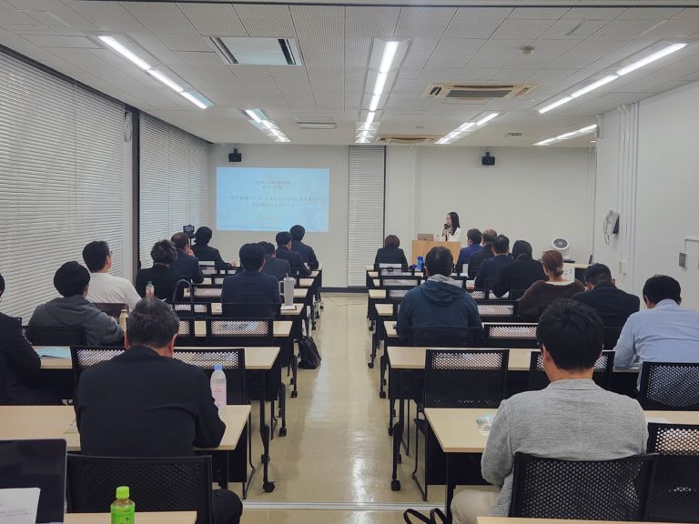 深谷商工会議所青年部様のSNS研修で講演する上村菜穂と会場の様子